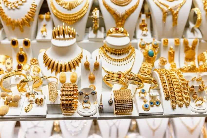 بعد ارتفاع الخميس.. أسعار الذهب تسجل انخفاضًا ملحوظًا في بغداد