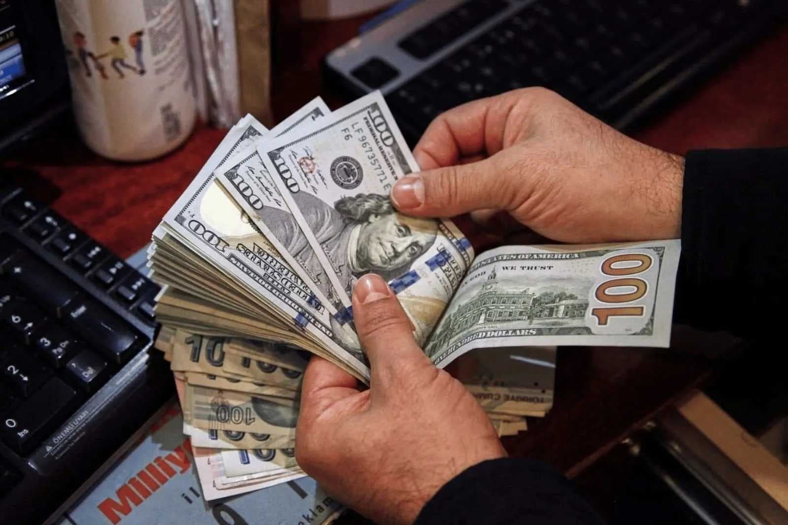 الدولار في الأسواق المحلية: 153,500 دينار للبيع و152,500 للشراء