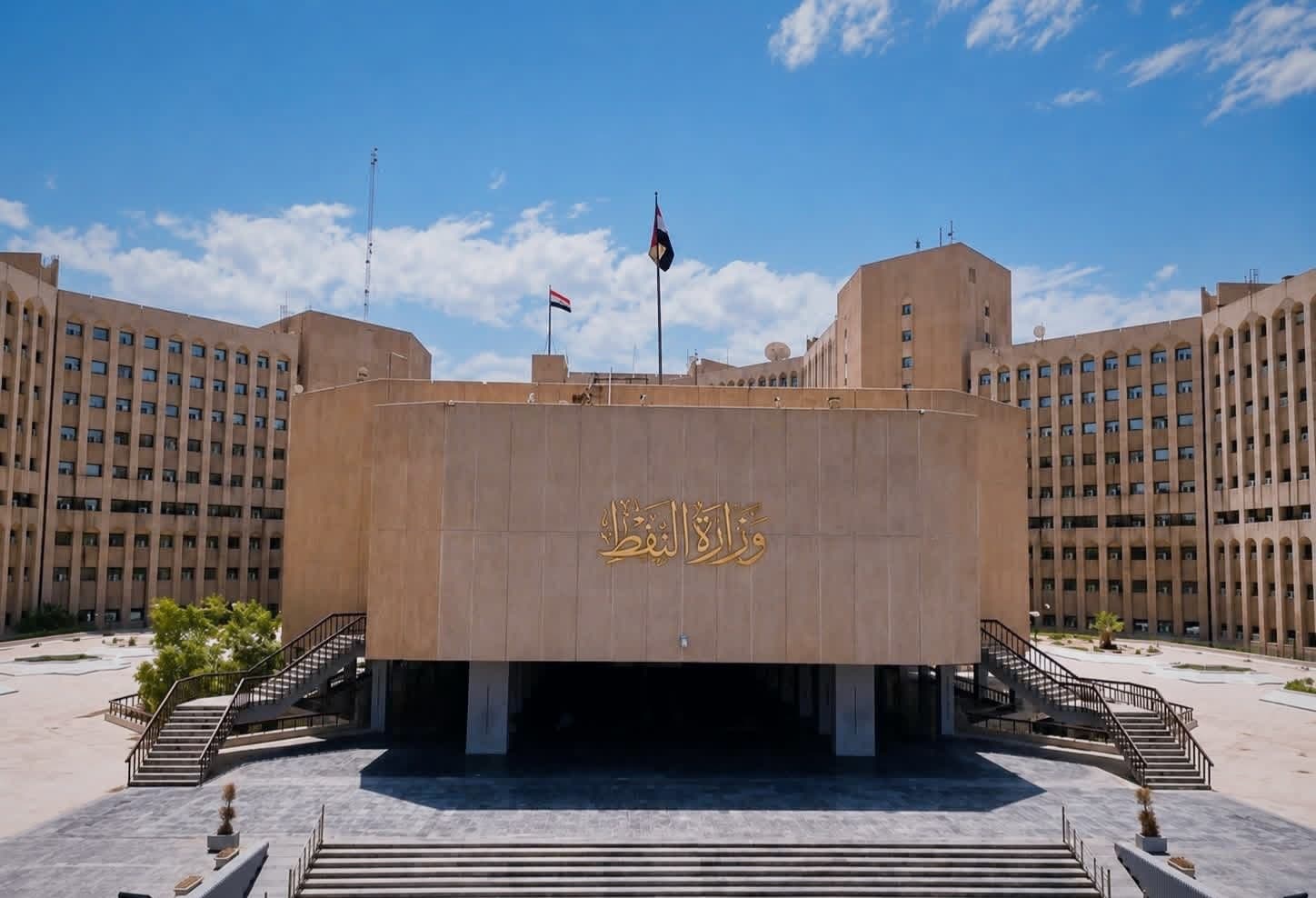النفط تكشف عن مشاريع تطويرية لرفع الطاقة التكريرية وتشديد الرقابة على محطات الوقود