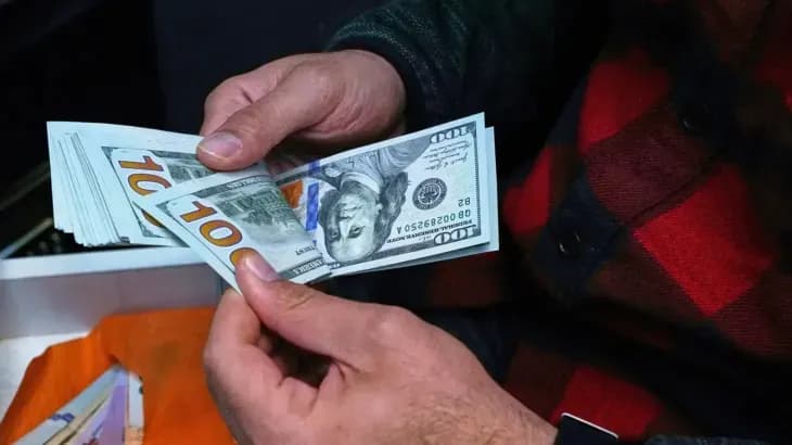 أسعار الدولار تبدأ تداولاتها الأسبوع على ارتفاع مقابل الدينار العراقي