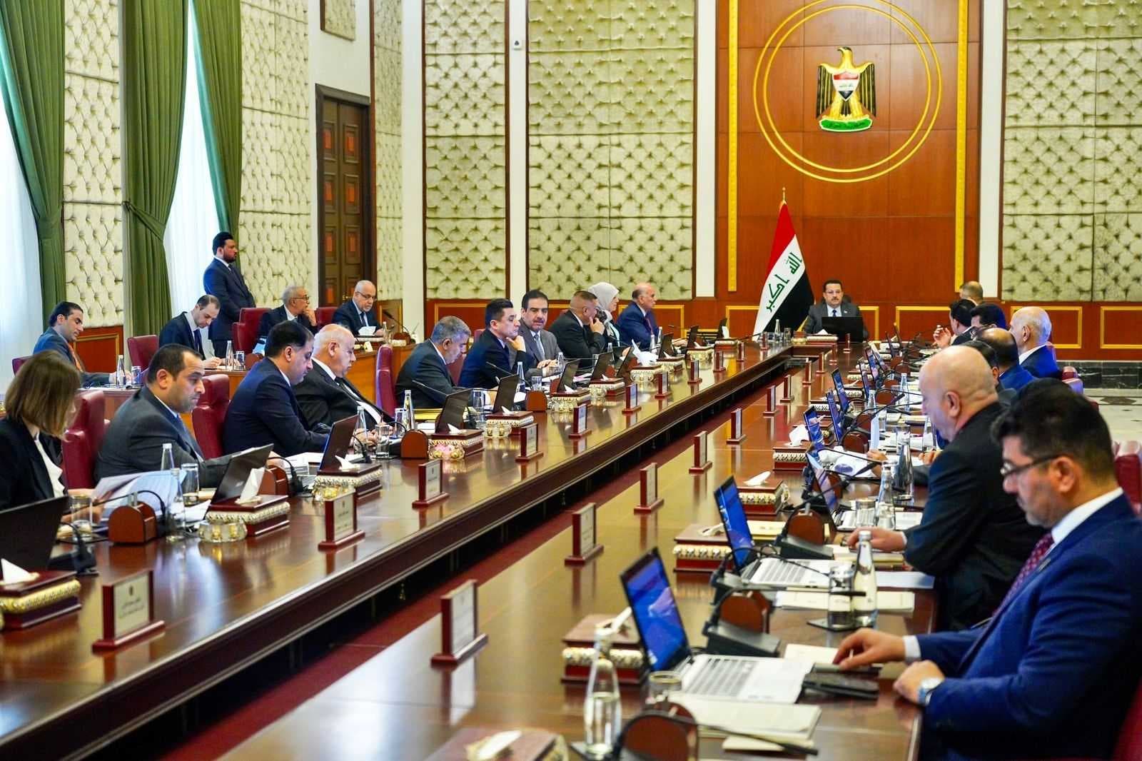 الخدمات النيابية: القوى السياسية مشاركة بقرار رفع البنزين عبر وزرائها