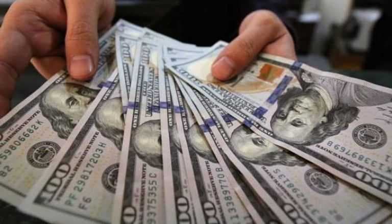 أسعار الدولار تسجل انخفاضاً في الأسواق العالمية