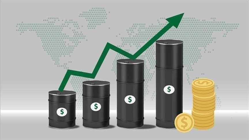 أسعار النفط تواصل الارتفاع وتقترب من 77 دولاراً للبرميل