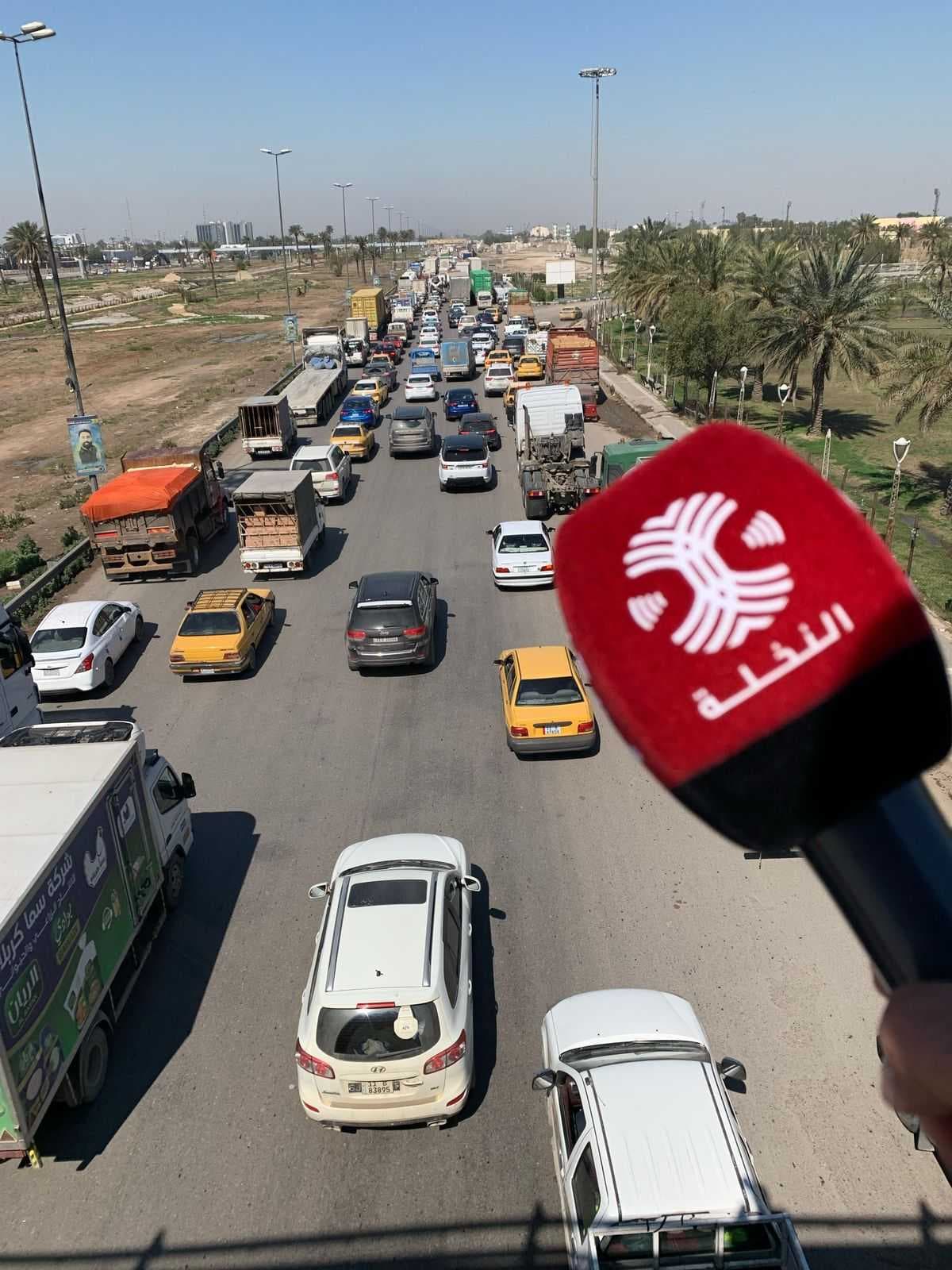 زحام يطوّق الجسور والشوارع الرئيسة في بغداد