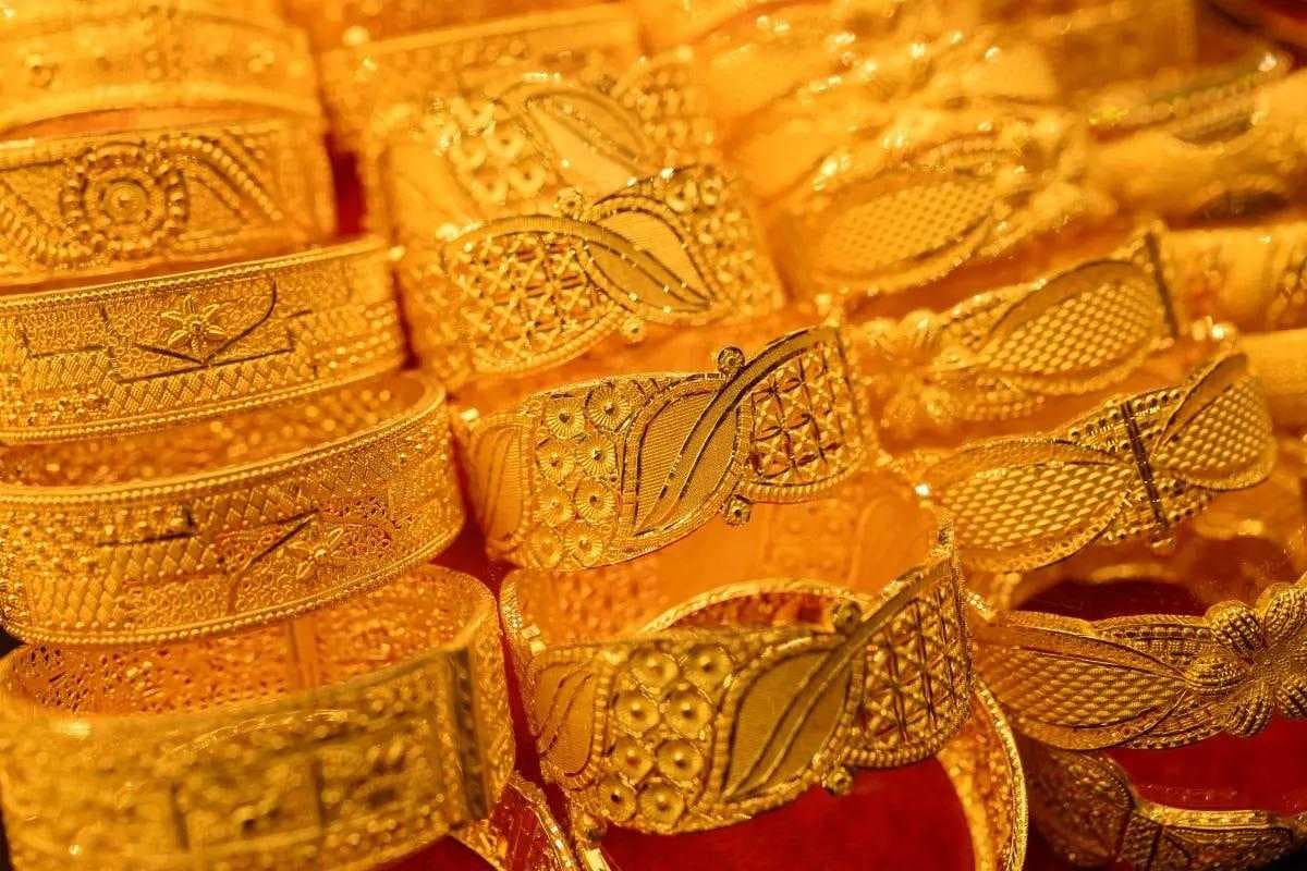 الذهب يواصل التحليق ويقترب من 4330 دولاراً للأونصة