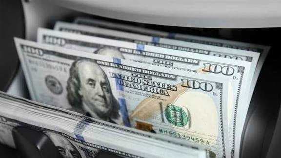 انخفاض أسعار الدولار مع تعاملات بداية الأسبوع