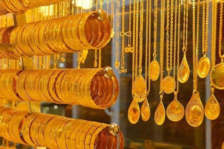 الذهب يعمق خسائره بنسبة 4% ليصل سعر الأونصة إلى نحو 4306 دولارات وسعر الفضة ينخفض 5%