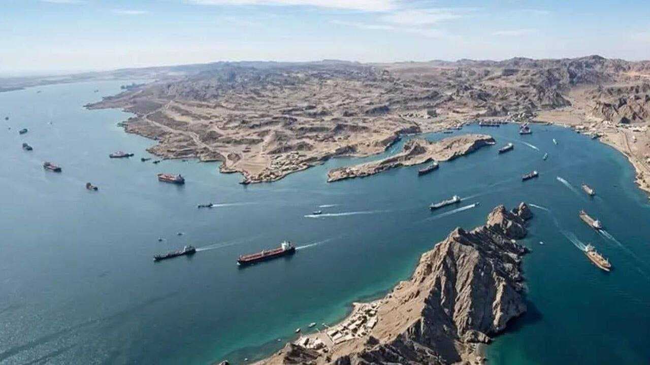 ترمب يشكر إيران على فتح مضيق هرمز وجاهزيته للملاحة البحرية