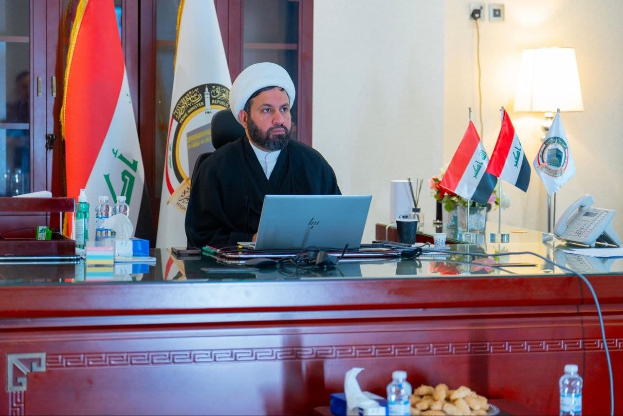 بالصور.. بعثة الحج العراقية توزع هدية مالية على الحجاج للسنة الخامسة بتوجيه من الشيخ سامي المسعودي