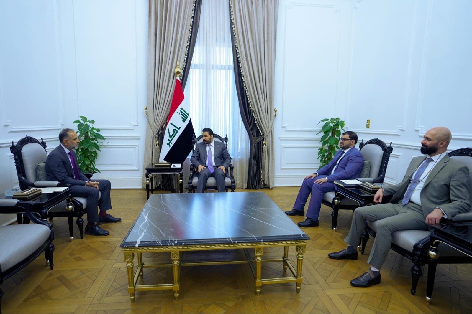 رئيس الوزراء والسفير البريطاني يؤكدان على أهمية تضافر الجهود الإقليمية والدولية لتخفيف حدة التوترات