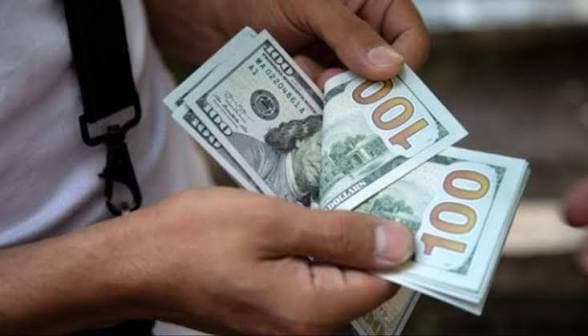 وصول شحنة دولار جديدة إلى العراق.. الحكومة تتحرك لتهدئة سوق الصرف