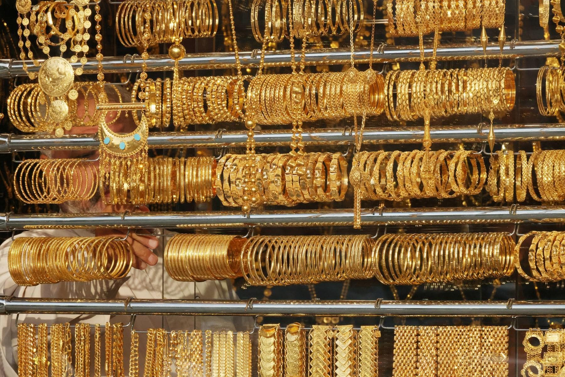 الذهب يتراجع بضغط قوة الدولار وارتفاع عوائد السندات الأميركية