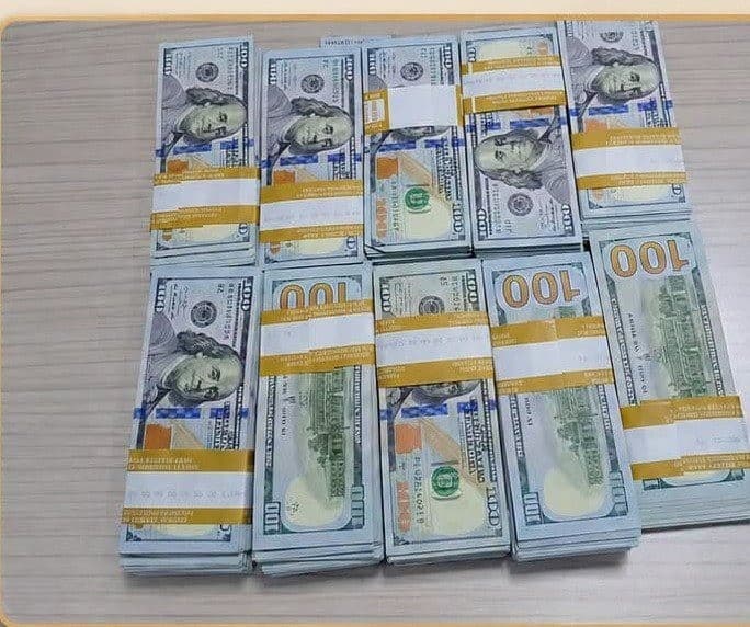 الكمارك: ضبط مسافر بحوزته 100 ألف دولار غير مُصرَّح بها في مطار النجف الأشرف
